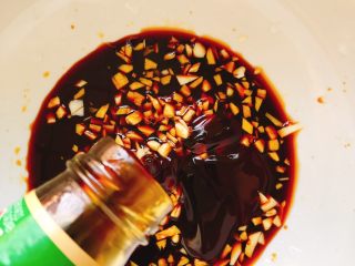 13、正宗榕城荔枝肉,倒入2勺蚝油、2勺香醋。