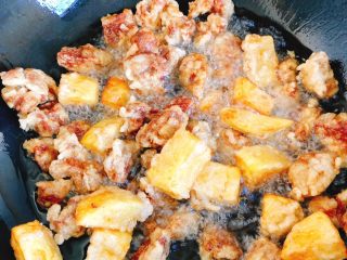 16、正宗榕城荔枝肉,锅里的土豆和肉炸至金黄后关火。