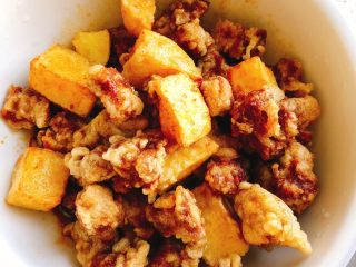 17、正宗榕城荔枝肉,捞起沥干油后倒入装有调料的碗里。