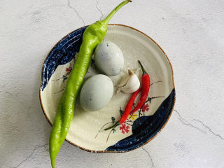 1、青椒皮蛋,准备好食材