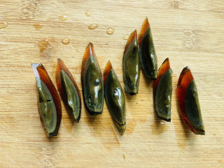 3、青椒皮蛋,切八份