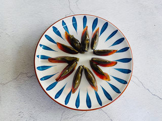 4、青椒皮蛋,码入盘中