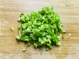 5、青椒皮蛋,青椒洗净去籽切碎