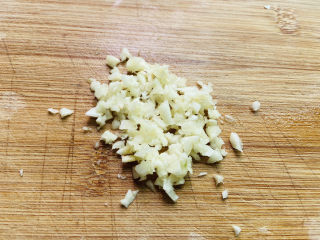 6、青椒皮蛋,蒜头去皮拍碎剁成末