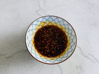 8、青椒皮蛋,酱汁：一勺生抽、两勺陈醋、一勺辣椒油、适量的鸡精和白糖搅拌均匀备用