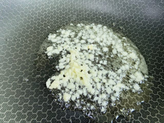 9、青椒皮蛋,放入蒜末炒香