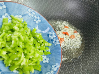 11、青椒皮蛋,放入青椒碎