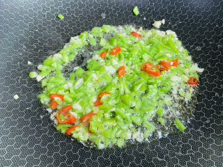 12、青椒皮蛋,翻炒片刻即可出锅