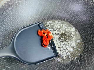 10、青椒皮蛋,放入小米辣