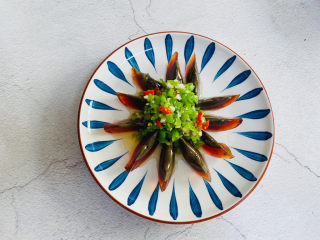 13、青椒皮蛋,放入炒熟的青椒