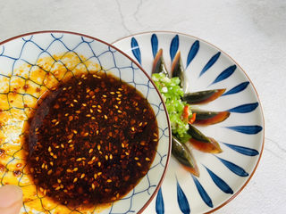 14、青椒皮蛋,淋入酱汁