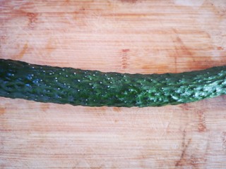 2、蓑衣黄瓜,黄瓜洗净