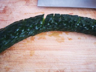 4、蓑衣黄瓜,把底部翻朝上斜刀(45度角)切片，同样不能切断