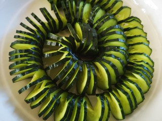 6、蓑衣黄瓜,将切好的黄瓜盘在盘中