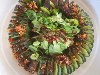 12、蓑衣黄瓜,将调料汁倒在盘中的黄瓜上