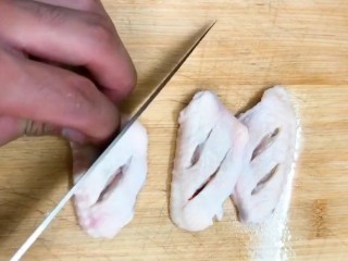 1、可乐鸡翅,鸡翅两面改上花刀