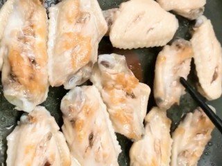 3、可乐鸡翅,锅加油放入鸡翅两面煎至金黄