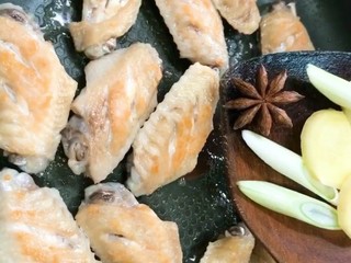 4、可乐鸡翅,下入葱姜，八角，炒香