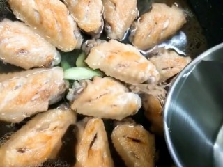 5、可乐鸡翅,倒入可乐，加生抽，盐，冰糖，老抽，一点清水