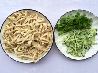1、凉拌千张,准备好所有食材。