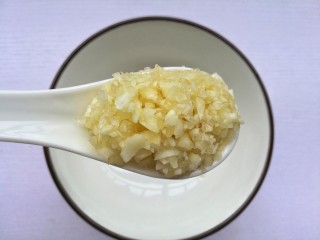 2、凉拌千张,碗中加1勺蒜末。