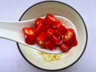 3、凉拌千张,1勺小米椒。