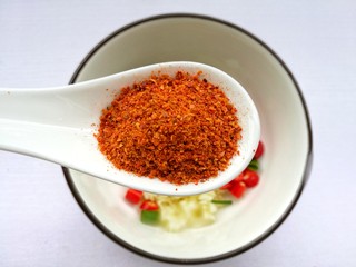 4、凉拌千张,1勺辣椒粉。