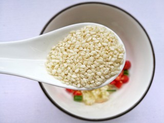 5、凉拌千张,1勺白芝麻。