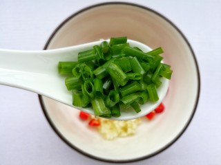 6、凉拌千张,1勺葱花。