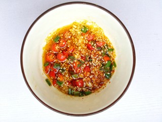 7、凉拌千张,淋入一勺热油。