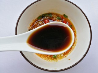 8、凉拌千张,加2勺生抽，