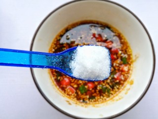 12、凉拌千张,1勺盐拌匀备用。