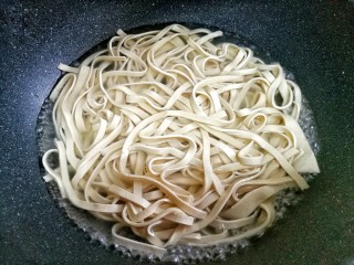 13、凉拌千张,锅中烧开水，加豆皮焯一分钟捞出过凉，