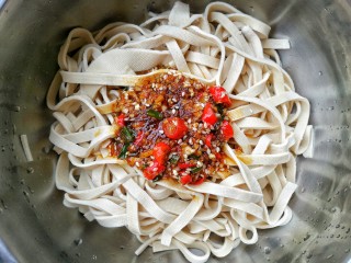 14、凉拌千张,再倒入大盆中，加入调好的料汁，