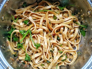 16、凉拌千张,拌匀即可。