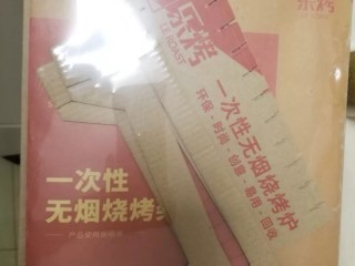 1、特色柚子皮盆菜,提前一天用一次性烧烤炉，用炭火把柚子皮烧好。《不用炭火烧，可以用刨刀，把柚子皮最外面黄色的那层表皮刨去就是，因为苦涩味就在这里，必须去丢。》