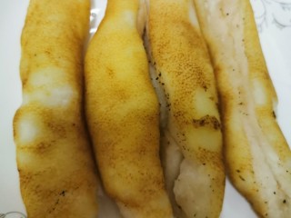 2、特色柚子皮盆菜,柚子皮用炭火烧去表皮的甘油脂，大火烧到表皮炭黑，泡水用刀刨去炭黑表皮，清洗干净，换水多次，浸泡一夜，揸干水份备用。