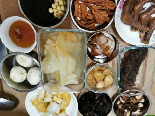 4、特色柚子皮盆菜,所有食材准备好。