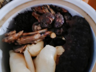 7、特色柚子皮盆菜,第二步：把香菇、金蚝干、木耳，一齐煮30分钟，最后加发菜煮一下，酱油蚝油调味：，放盆子中间。