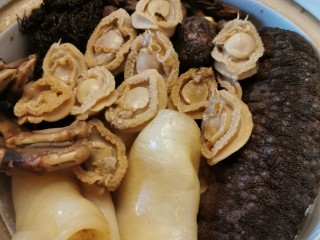 8、特色柚子皮盆菜,第三步：小鲍鱼加清水和蚝油炆煮1小时，接着放海参煮10分钟，最后放花胶，滚起马上关火。（花胶不可以煮久，会泻胶。）