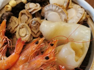 9、特色柚子皮盆菜,第四步：蒸熟元贝、鲜虾，放盆菜最上层。