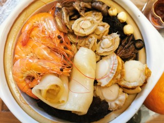 10、特色柚子皮盆菜,第五步：到吃的时候，把之前炆煮留下的汁倒进去，用小炉子加热着吃，整个盆菜会有一股柚子的清香，配合着浓郁食材的口感，别有一番风味！