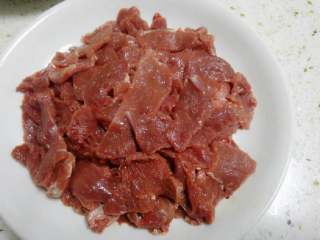 1、水煮牛肉,牛肉切成薄片。加入料酒,鸡蛋清,淀粉,少许盐,一勺香油,用手抓匀腌制15分钟。