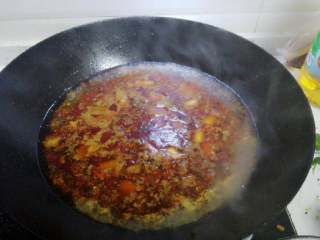 6、水煮牛肉,加入一大碗水烧开后熬煮三分钟。