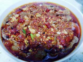 9、水煮牛肉,锅里加入一二两油,烧热,均匀浇在辣椒粉上即可。