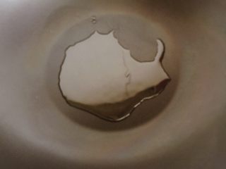 2、茄汁煨对虾,起油锅