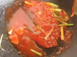 6、茄汁煨对虾,烹入料酒，倒入番茄酱、盐、糖，翻炒片刻