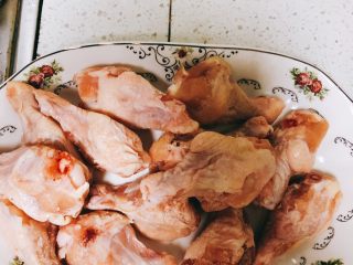 1、蜜汁烤翅根-年夜饭、宴请菜类,买来冰冻鸡翅根,解冻化冰。