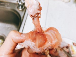 4、蜜汁烤翅根-年夜饭、宴请菜类,用手将肉往下拨,并往外翻,腌制时肉将更入味。