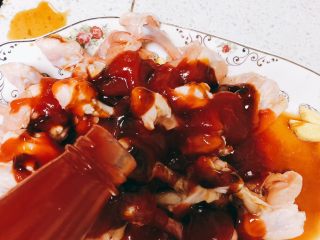 7、蜜汁烤翅根-年夜饭、宴请菜类,倒入8勺生抽、5勺蚝油,10勺番茄酱。